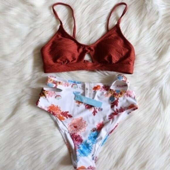 NWT Red White Bathing Suit Size Medium Floral Print High Rise Bathing Suit - Picture 3 of 8